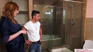 Busty ဇနီး cuckolds ခင်ပွန်းအားဖြင့်နို့စို့နှင့်စုတ်တစ်ပိုက်သမား