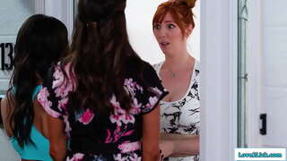 Мачуха і падчерка йдуть протистояти хулігану, і грудаста руда просить вибачення, пропонуючи їм секс утрьох.Вона підставляє брюнетці обличчя, коли її облизують