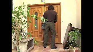 Возбужденная блондинка сосет, а затем трахается со своим парнем во внутреннем дворике