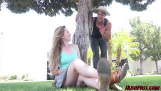 ���ේබල් ජෝන්ස් ආරාධනා කරනවා උයන් පුරා සිඳීම සඳහා ඇය බුෂ්