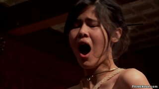 Gyönyörű természetes rabszolgák Mandy Múzsa, majd Kendall vannak kötve, s tizedes büntetni, akkor anális szar egy nagy kakas John Erős a tízórai fél a Felső Emelet