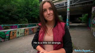 Studenta Ta&#039;Aġent pubbliku tieħu gost meta l-vaġina tiġi minfuda iebes minn xi stranġier barra fi Praga