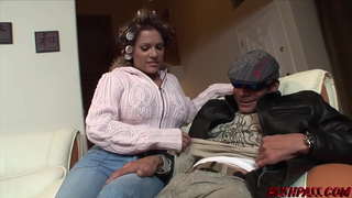 Melantun besar Dada dan Menaiki Ramon untuk MILF Jordan