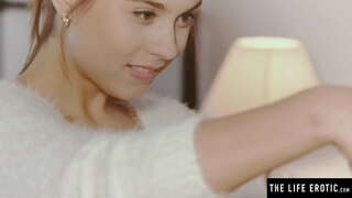 Schattige brunette horloges zichzelf in de spiegel terwijl masturberen