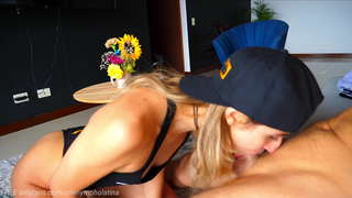 OneNymphoLatina DEEPTHROATS üks tema fännid ja neelab paks THROATPIE