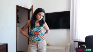 מיין סטעפּסיסטער נאָר וועט ניט פאַרלאָזן היטטינג אויף מיר ביז איך שטעלן איר אויף איר פאָרז און באַרען אַז ענג סלורפּינג לאָך צו אָרגאַזם - קיליע פאָקסקסקס