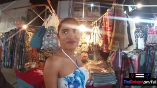 الآسيوية في سن المراهقة صديقة شعرت إعطاء صديقها اللسان بمجرد أنها حصلت على المنزل