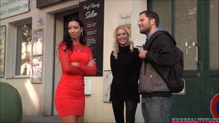 Порназоркі займаюцца сэксам ўтрох з мужчынам-аматарам у машыне