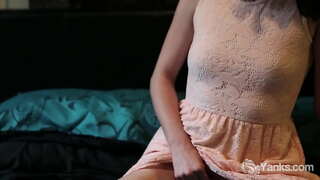 Tentanta amateur babe de Yanks Marina fucking her dildos al orgasmo