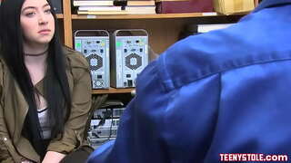 Me brirë dhe të bukur fytyrë teen pornstar quajtur Amillia Onyx duke u ndëshkuar fucked nga të sigurisë djalë me big dick