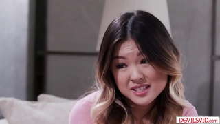 Vú nhỏ châu á và cô tóc vàng, cô sẽ cho một quan hệ với người hàng xóm