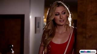 Sanggeus datang imah ahir deui nya busty stepmom megatkeun manéhna bakal jadi lesbian.Nu stepdaughter meunangkeun titsucked licks nu milf pussy jeung facesits nya