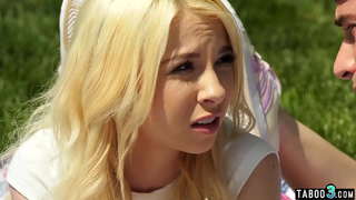 Teen ετεροθαλής αδερφή γαμήσει περίπου στον κήπο υπαίθρια