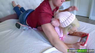 Seksualus žaidėjus babe Ava Sinclaire palieka savo žaidimą ir pradėti sušikti savo draugų gaidys ir daro jį cum jos dideli papai