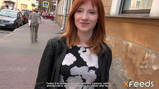 الجمال يعطيه اللسان و هم يمارسون الجنس على الأريكة في doggystyle وغيرها من الوقفات التي تجعل وسيم فتاة أنين