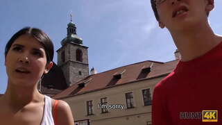 HUNT4K. Riĉa ĉasisto allogas petite bruna, kiu bezonis monon por ferio