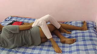 کالج کی لڑکی ایک ڈک پر گندی سیاہ Lingerie میں