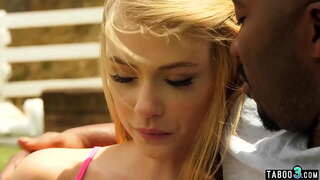 רזה החורגת גזעי זיין על ידי ה-BBC החורג בגינה