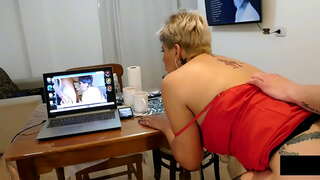 Ek vind hom spioenasie op my terwyl ek masturbeer en ek maak hom vul my gat met melk totdat dit oorloop .....