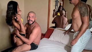 På baggrund af forsiden af kameraet til helt nye carioca, og følelsen af at to pik i hendes fisse, på samme tid, for første gang, og slutter med en hel ladning af sperm