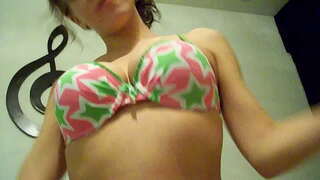 Ra Thứ Bảy, Ashley Trẻ Gái Mặc Cao Su Vào Ngày Đầu Tiên