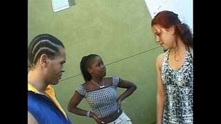 ���িনে মিলে, সামান্য, সাদা, মেয়ে, লিটল রেড ডেভিল