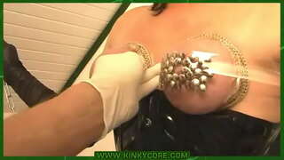 ���्तन संग खिच्दै पिन &amp;amp; खेल्न पिशाब प्वाल