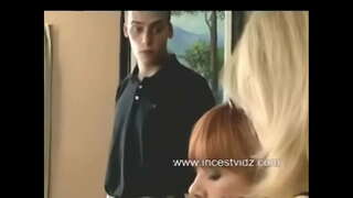 мачеха и пасынок навещают доминирующую сводную тетю в ее День рождения