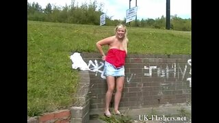 Blonde babe Lenas publika nudeco kaj busty brilantaj angla montrante koramikinoj