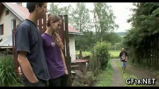 Que babe cubre pernas abertas