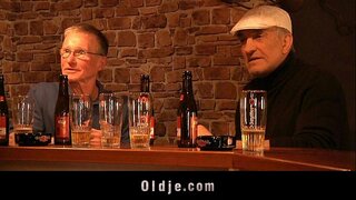 Táo bạo tóc vàng già dicks