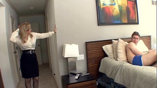 Grote tieten blonde milf in kousen en kousenband