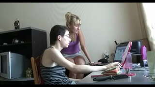 Ac yna cyd yn cymryd ei knob