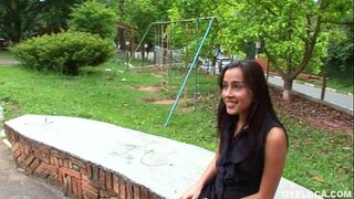 Latina a reçu un chaleureux soins du visage après l&#039;obtention de sa chatte et le cul baisée dur