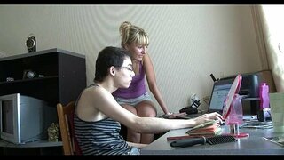 Krāšņs pusaudžu gal stāv sunīšu modes