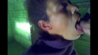 Puta jovencita de Harapos, tomando la corrida en la boca