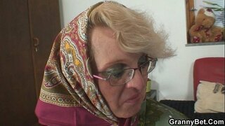 Ул ублажает яшь незнакомца