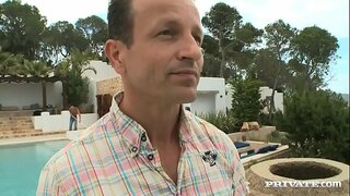 Amy Bhlàr A-Muigh A &#039; Dèiligeadh Le Dà Cocks