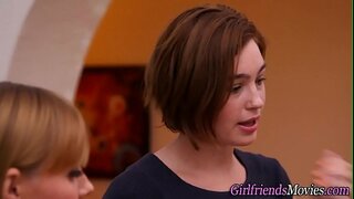 Busty tīņu lesbietes laiza