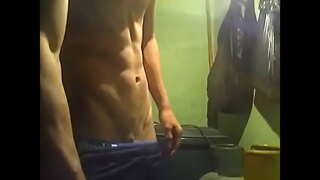 Knabo 19 jaroj jerking off