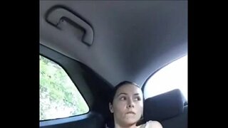 Ο ίδιος cums στο αυτοκίνητο