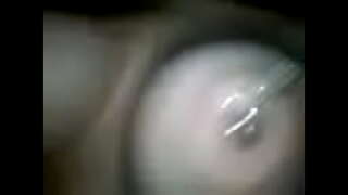 κοπέλα παίζει με τρυπημένα θηλές 1