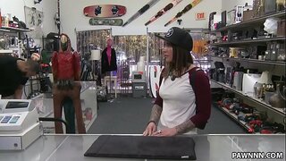 Δείτε πώς αυτό το σέξι μελαχρινή γαμάει - XXX Πιόνι