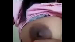 Indian knabino montrante ŝia boobs kun malluma juicy areola kaj cicoj