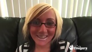 ���্যান্ডি জোন্স দেয় একটি কালো বাঁড়ার রস খাবার