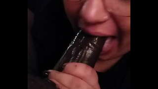 Fachura panna młoda robi głębokie gardło