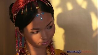 Pagmasahe sa mga Lawak Init Thai masahista nagkinahanglan og lisud nga manok diha sa iyang giduslak pussy