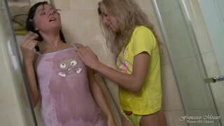 Loro lesbian cah anom duwe nyata orgasme karo silit dildo ing padusan