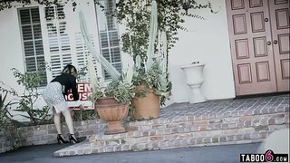 גרויס טיטטעד ריאַלטער טין מאכט זיכער זי פארקויפט די הויז