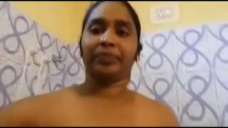 Aunty nyokot selfie di kamar mandi